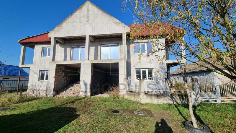 Timis 1/2 Duplex in centrul localitati Utvin.